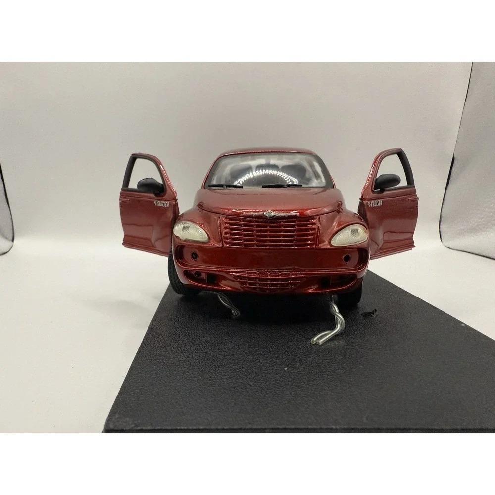 Maisto PT Cruiser 1:18 Diecast Model Red with Display Case and Box